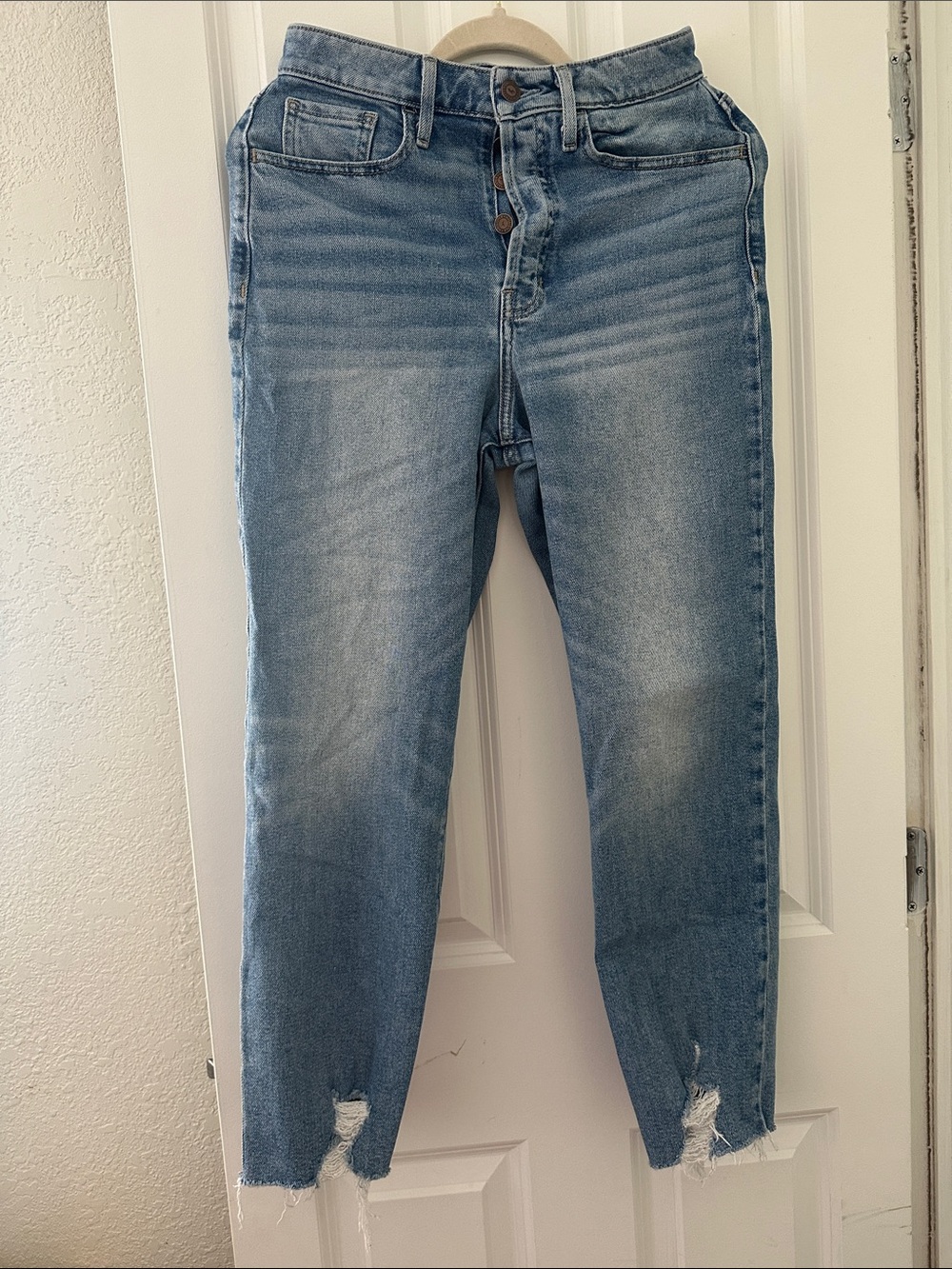 Distressed High-Rise Jeans✨🩵